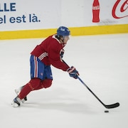 Un joueur de hockey manie la rondelle pendant un entraînement.