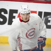 Un joueur de hockey patine pendant une séance d'entraînement.