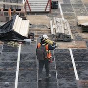 Un travailleur de la construction sur un chantier immobilier à Montréal.