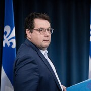 Bernard Drainville regarde dans la salle avant sa conférence de presse.