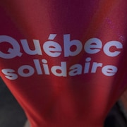 Le logo de Québec solidaire sur une banderole en tissu.