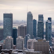 Le centre-ville de Montréal, vu depuis le belvédère du chalet du Mont-Royal, en janvier 2024.