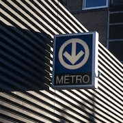Le logo du métro de Montréal à l'Îlot Voyageur.