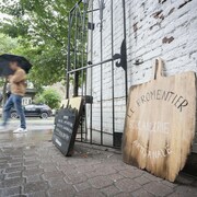 L'extérieur de la boulangerie Le Fromentier où l'on voit notamment l'affiche en bois appuyé sur le mur du commerce.