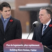 Le premier ministre du Canada, Justin Trudeau, en compagnie du premier ministre du Québec, François Legault, devant un micro.