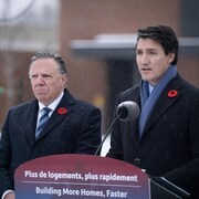 Les premiers ministres Trudeau et Legault côte à côte.