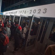 Des personnes rentrent dans le Centre Bell.