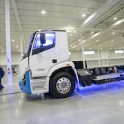 Lion Électrique procède à l'inauguration de la première usine de fabrication de batteries pour véhicules de poids moyen et lourd au Québec, à Mirabel.