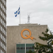 Le logo d'Hydro-Québec au haut d'un édifice.
