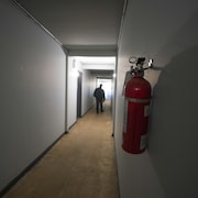 Un couloir dans un immeuble à logement.