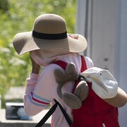 Une femme traverse au chemin Roxham en mai 2022. 
