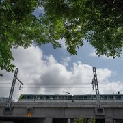 Un train circule sur des rails.