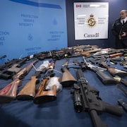 Beaucoup d'armes sur une table.