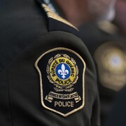 Logo de la SQ sur un uniforme de police, lors d'un séminaire au quartier général de la Sûreté du Québec, en mai 2023.