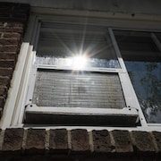 Un climatiseur dans une fenêtre.