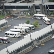 Des autobus dans le stationnement du terminus du RTL au métro Longueuil-Université de Sherbrooke.