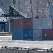 Des conteneurs empilés au port de Montréal.