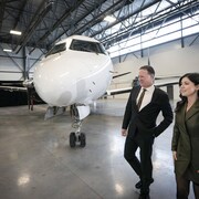 Yanic Roy, directeur général de l'aéroport de Saint-Hubert, et Catherine Fournier, mairesse de Longueuil, lors de l'annonce de la modernisation de l'aéroport en février 2023.