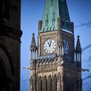 L'horloge située au haut de la tour centrale du parlement du Canada.
