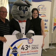 Le maire de la ville du Grand-Bouctouche, Aldéo Saulnier (à gauche), la fidèle mascotte des Jeux de l'Acadie, Acajoux (au centre) et la présidente du Comité organisateur de la finale des Jeux de l’Acadie, Mélanie McGrath (à droite). 