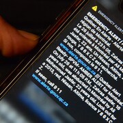 Un t&eacute;l&eacute;phone cellulaire re&ccedil;oit un message.