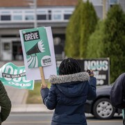 Des grévistes devant le Centre hospitalier affilié universitaire régional de Trois-Rivières.