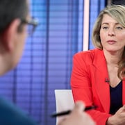 Mélanie Joly face à Daniel Thibeault sur le plateau de l'émission Les coulisses du pouvoir.