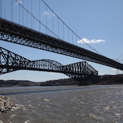 Les ponts de Québec et Pierre-Laporte.