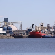 Un navire de marchandise est à quai au Port de Québec.