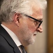 Gilbert Rozon vu de profil, au palais de justice.