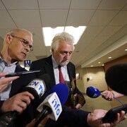 Gilbert Rozon s'adresse aux médias.