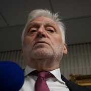 Gilbert Rozon, au palais de justice, parle dans le micro des journalistes.