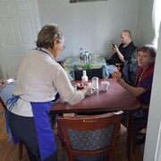 Une bénévole sert un café à une personne venue trouver du réconfort dans un lieu d'accueil. 