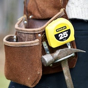Des outils à la ceinture d'un ouvrier.