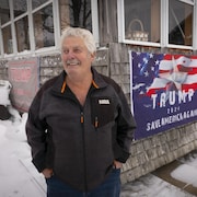Un partisan de Donald Trump pose devant sa maison à Richford, au Vermont.