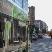 Un métrobus qui circule dans la Ville de Québec.