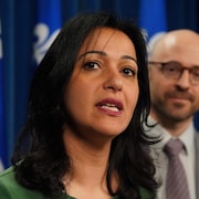 Rubal Ghazal en conférence de presse parle, pendant que Sol Zanetti l'écoute en souriant.