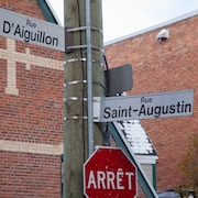 Pancartes de noms de rues, au coin de la rue D'Aiguillon et de la rue Saint-Augustin