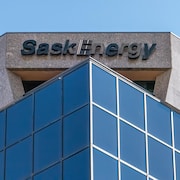 Le haut d'un immeuble sur lequel est écrit Sask Energy.