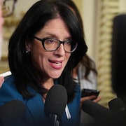 La ministre Sonia LeBel dans un corridor.