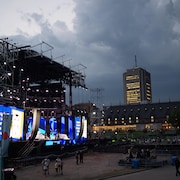 La scène et le centre-ville de Québec sous un ciel menaçant d'orages. 