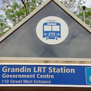 L'affiche de la station avec le nom Grandin et l'adresse.