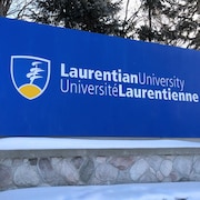 Une pancarte de l'Université Laurentienne.