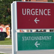 Un panneau extérieur indiquant le service d'urgence d'un hôpital.
