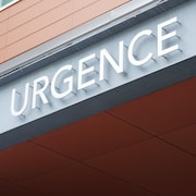 Un édifice vu de l'extérieur avec le mot « Urgence ».