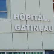 Un édifice vu de l'extérieur porte la mention Hôpital de Gatineau.