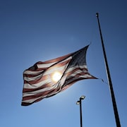 Drapeau américain qui flotte au vent.
