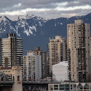 Des immeubles devant les montagnes de Vancouver.