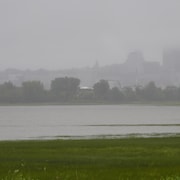 La ville de Québec sous la pluie.