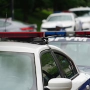 Des gyrophares sur des voitures de police.